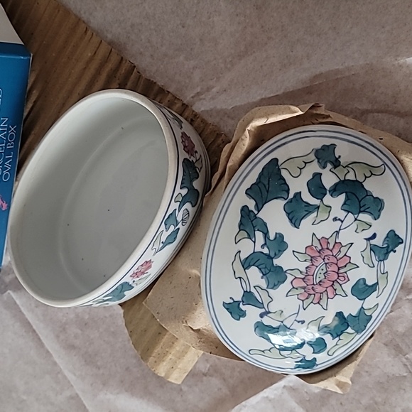 Porcelain box - Picture 2 of 2